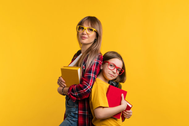 妈妈和女儿一起学习素材图片