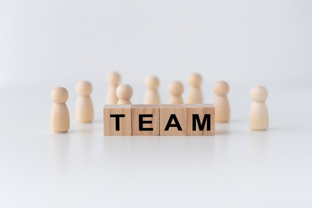 快乐的团队与图标。企业成功理念的团队合作策略。图片下载