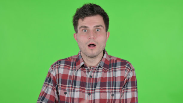 青年男子的肖像感到震惊，绿色色度屏幕图片下载