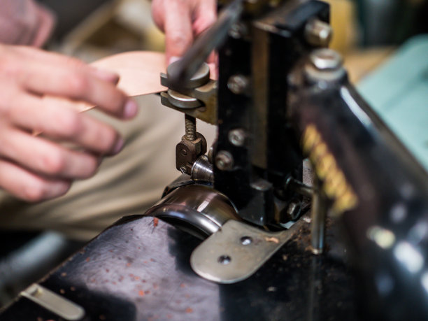 由日本工匠进行皮革加工。图片下载