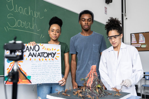 学生们在教室里对着网络摄像头做演讲图片下载