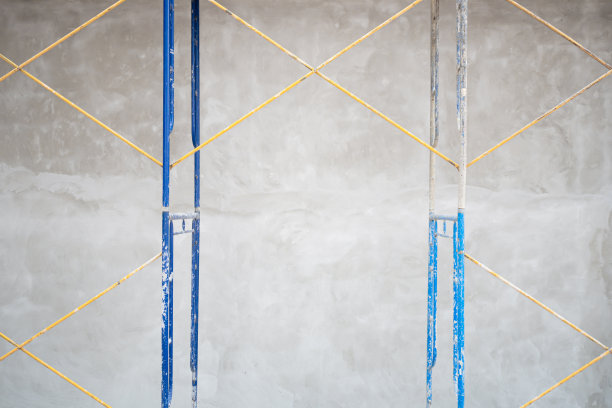 施工区域有危险，必须考虑安全，建筑施工。水泥墙旁的脚手架正在施工。房子里的钢脚手架正在建造中。图片下载