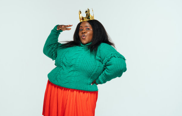 一个穿着休闲服装的美丽女人在白色背景上摆姿势的照片图片下载