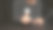 年轻女子使用平板电脑，按下虚拟屏幕上的播放按钮。图片下载