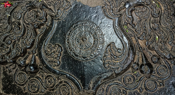 美丽的古代黑色石头地板雕刻的照片在kopeshwar Mahadev Mandir, Khidrapur, Maharashtra，印度。古代流行的印度教寺庙雕塑和建筑。图片下载