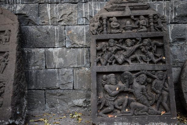 古遗址雕刻的照片描绘勇士雕刻的花岗岩石头保存在科尔哈布尔，马哈拉施特拉邦，印度近墙。有选择性的重点。图片下载