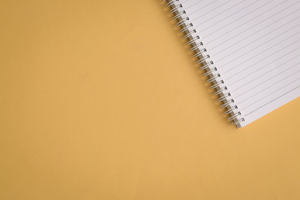 黄色背景上的空白记事本图片下载