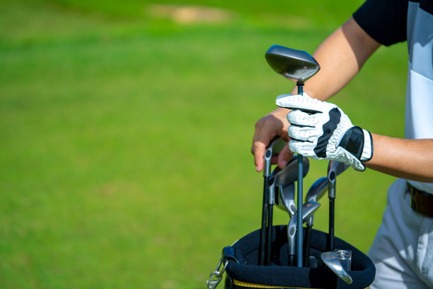 亚洲人高尔夫球高尔夫在乡村俱乐部在夏天阳光灿烂的一天。图片下载