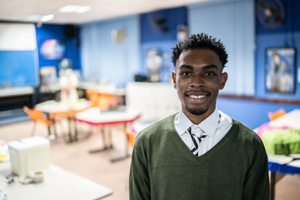 一名年轻男学生在教室里的肖像图片下载