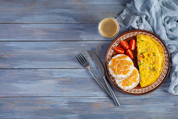 牛肉和香草煎蛋卷。美味的早餐有鸡蛋，膨化米饼和三文鱼。俯视图图片下载