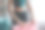 瑜伽训练结束后，妇女的双手折叠地毯。健康的生活方式。生活方式的概念。图片下载