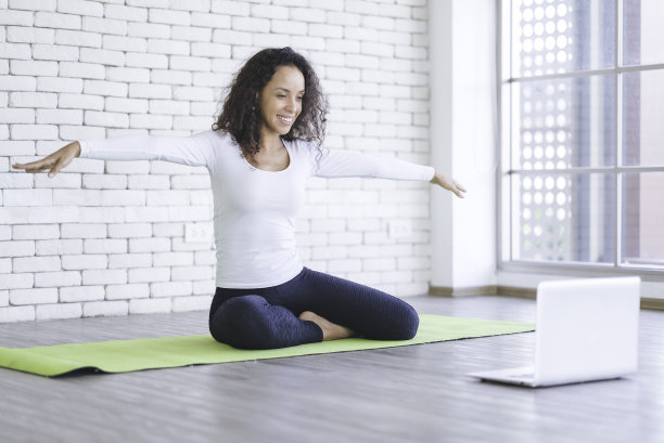 美丽年轻的拉丁女人苗条的女人直播培训或学习瑜伽与笔记本电脑在卧室。在冠状病毒covid-19传播期间，要居家隔离图片下载