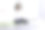美丽年轻的拉丁女人苗条的女人直播培训或学习瑜伽与笔记本电脑在卧室。在冠状病毒covid-19传播期间，要居家隔离图片下载