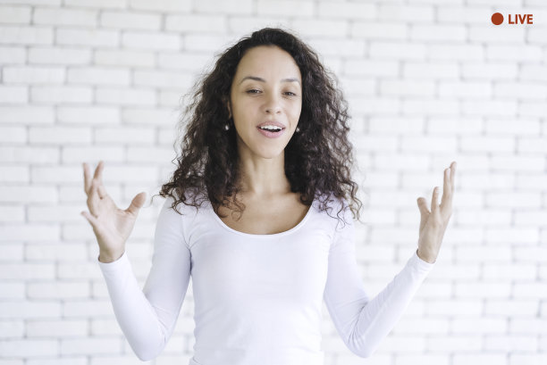 这是一名年轻的非裔美国女性博主在社交媒体上直播的照片。员工通过视频会议汇报工作。女培训师通过网络、互联网和应用进行在线培训图片下载