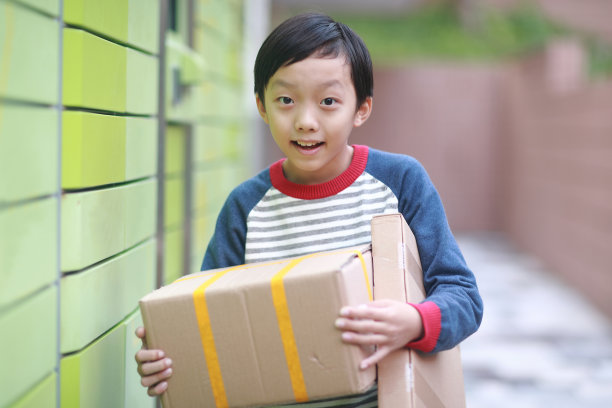 男孩包裹图片下载