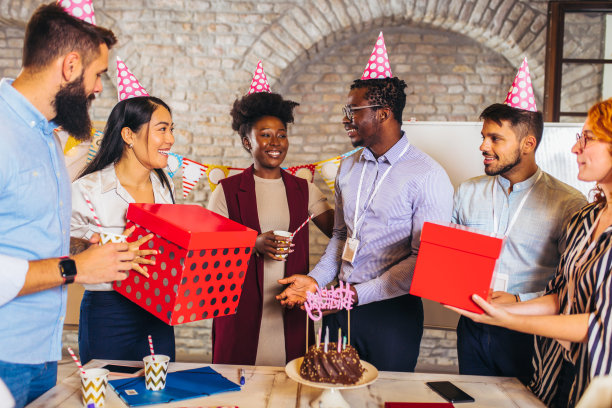 商务人士在办公室为同事庆祝生日图片下载