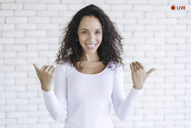 这是一名年轻的非裔美国女性博主在社交媒体上直播的照片。员工通过视频会议汇报工作。女培训师通过网络、互联网和应用进行在线培训图片下载