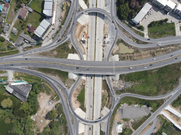 高速公路，人们用他们的汽车四处旅行，工作，日常生活和交通。图片下载