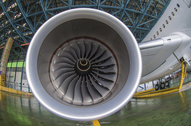 近距离观察飞机涡轮发动机，机翼和飞机轮子。图片下载