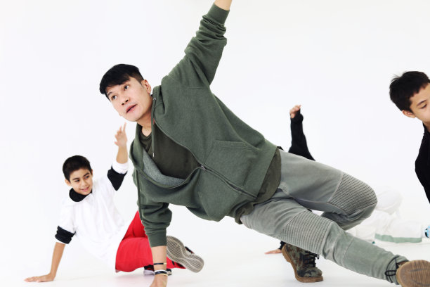 快乐亚洲的孩子们在暑假的周末在教室里学习跳舞。图片下载