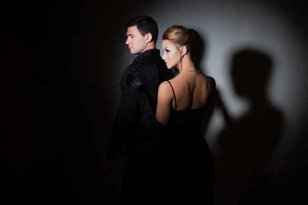 一对迷人的黑衣夫妇。时尚优雅的青年男女图片下载