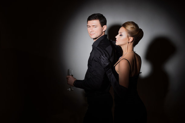 一对迷人的黑衣夫妇。时尚优雅的青年男女图片下载