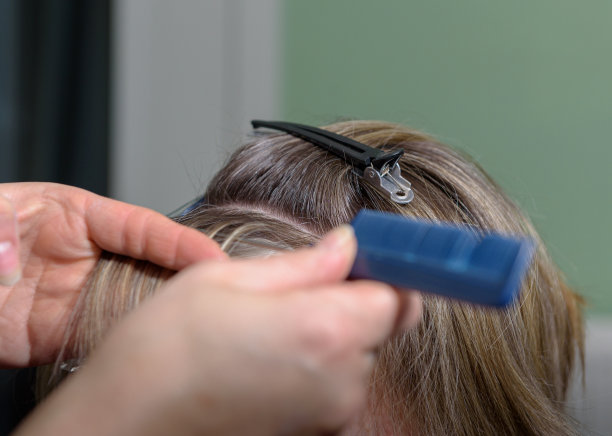 染发过程中头发的位置和造型。使用箔。选择的重点图片下载