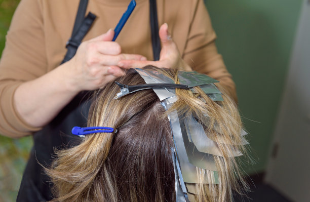 染色过程中头发的固定和位置。使用箔。选择的重点图片下载