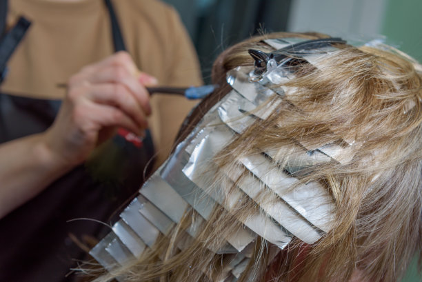 染发过程中头发的造型和位置。用锡箔纸。选择的重点图片下载