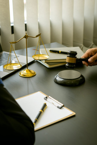 公证律师或法官在办公室里与商业客户咨询或讨论合同文件。法律和法律服务概念，锤子和天平，笔记本电脑放在桌子上。图片下载