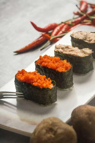 寿司在石板上图片下载