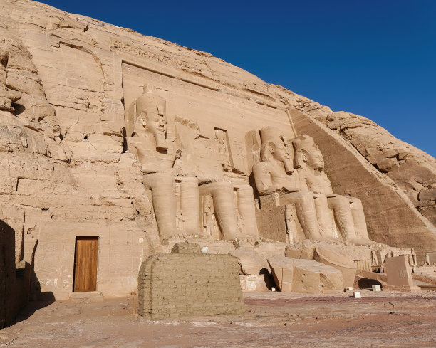 埃及阿斯旺阿布辛贝神庙前的雕像图片下载