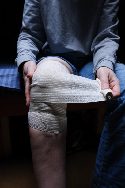 有人正在包扎她疼痛的膝盖图片下载