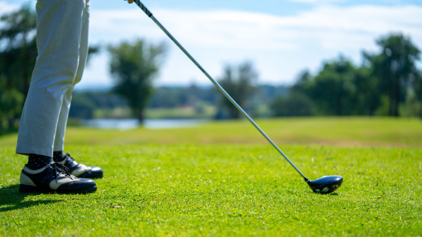 亚洲人高尔夫球高尔夫在乡村俱乐部在夏天阳光灿烂的一天。图片下载