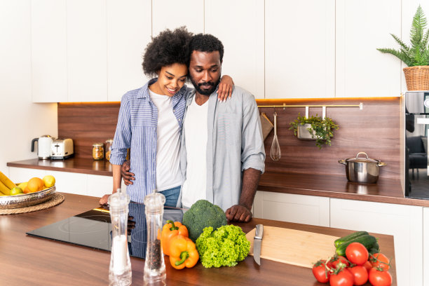 非裔美国夫妇在家做饭图片下载