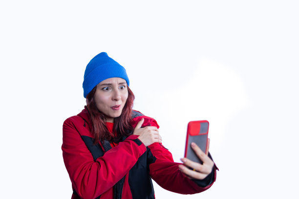 穿红外套戴蓝贝雷帽的白种女人在自拍图片下载