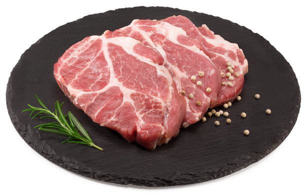 生猪肉与迷迭香和胡椒在黑色圆形石头盘子孤立在白色背景上。裁剪路径和全景深图片下载