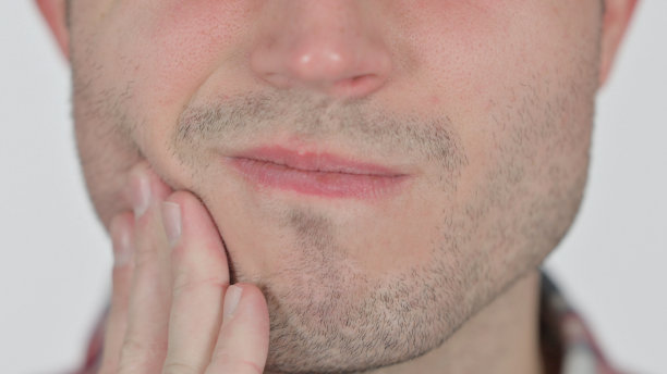 年轻人牙痛的特写，蛀牙图片下载