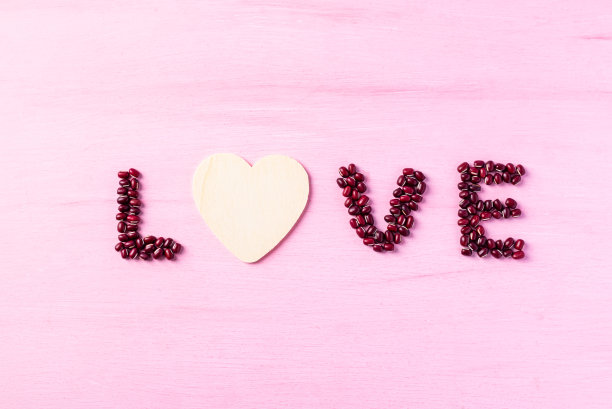 由红豆种子做成的心形爱情，情人节概念图片下载