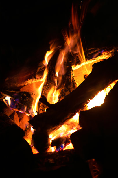 温暖的壁炉和许多树木准备烧烤。篝火的特写照片。图片下载