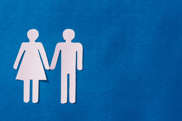 快乐的人类夫妇纸工艺模型在蓝色的背景。折纸纸工艺装饰形状和数字。副本的空间。图片下载