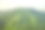 云层盘旋在夏威夷郁郁葱葱的绿色山脉上图片下载