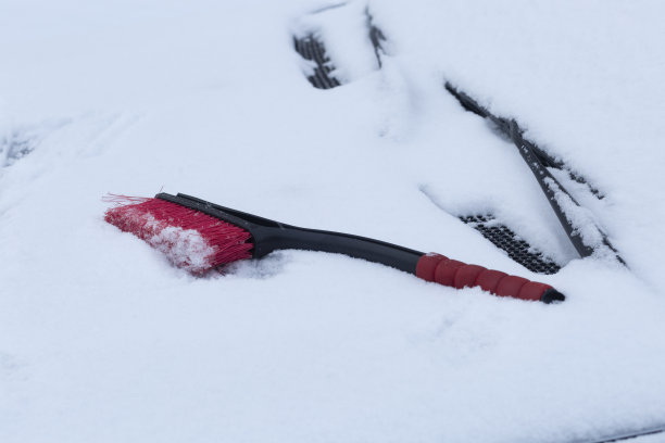 用来清除汽车上的雪的刷子。图片下载