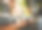 非洲男子在餐车餐厅进行非接触式支付——关注手持智能手机吧图片下载