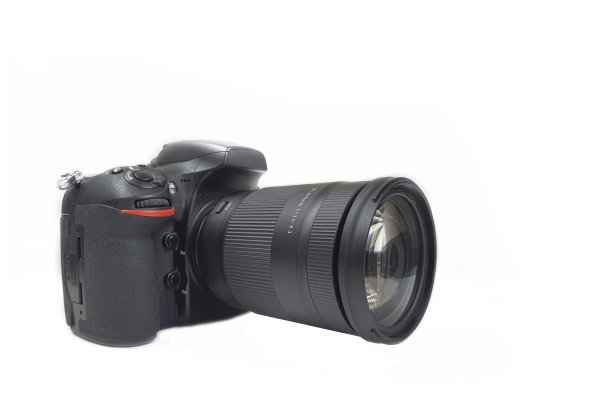 数码相机配有远距镜头，专业隔离在白色上图片下载