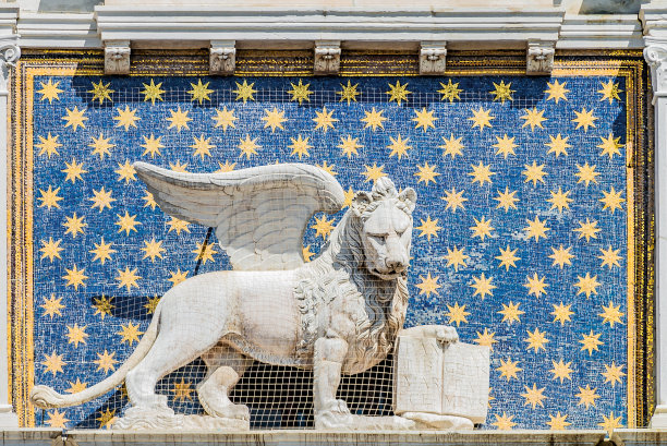 意大利威尼斯圣马可大教堂里，带着圣经的飞狮和牧师，夏天，细节，特写图片下载