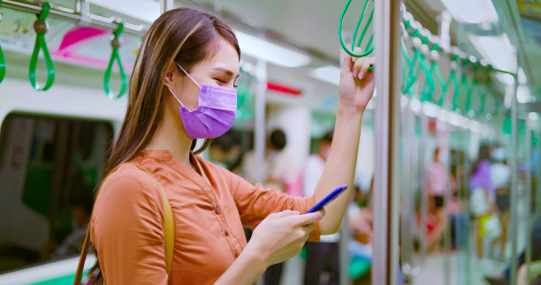 地铁里戴着面具的女人图片下载