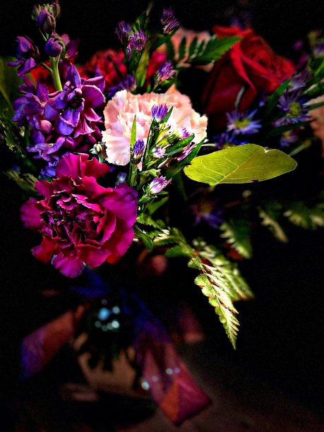 桌面视图美丽盛开的花束在玻璃花瓶-库存照片图片下载