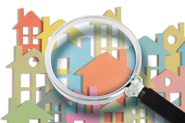 ▽通过放大镜看房子的房地产经纪人=通过五颜六色的房子寻找新的住宅概念图片下载