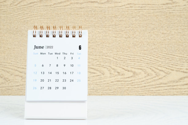 2022年6月木制背景台历。图片下载